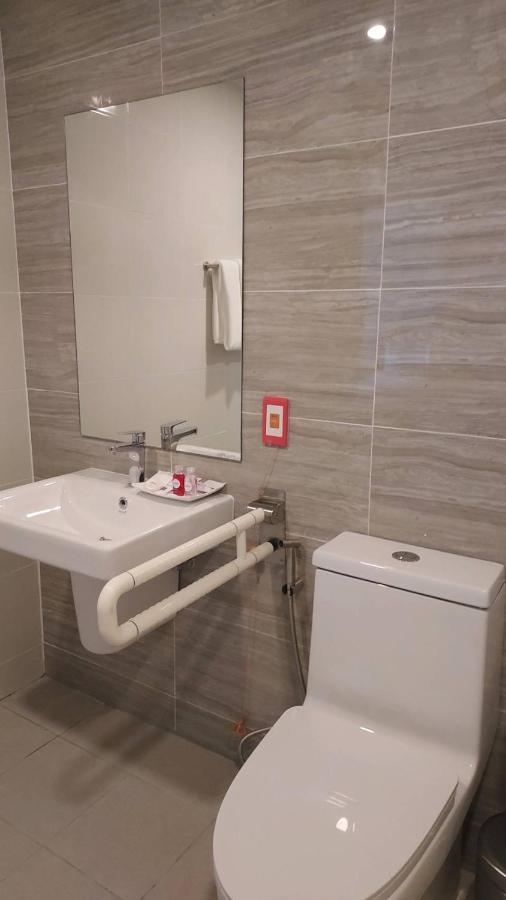 Wellness Stay & Hotel Sukhumvit 107 Bangkok Bagian luar foto