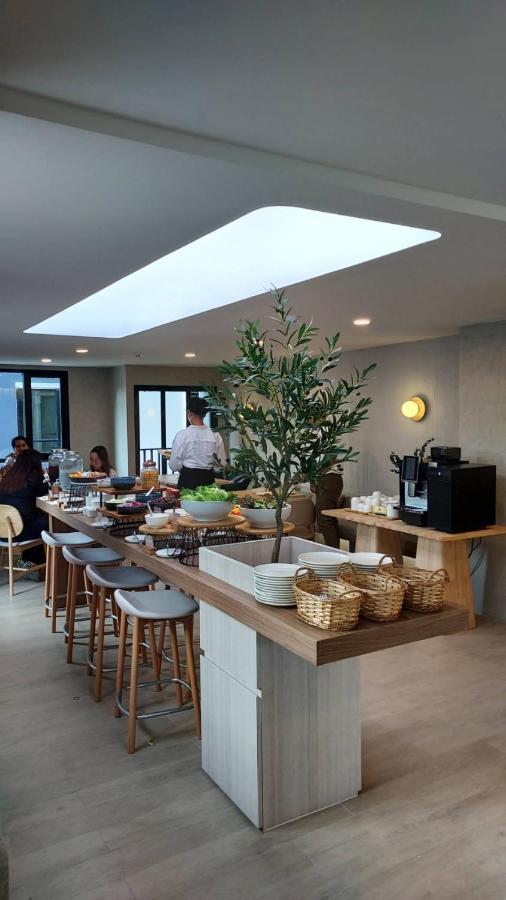 Wellness Stay & Hotel Sukhumvit 107 Bangkok Bagian luar foto