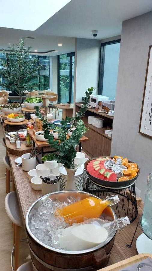 Wellness Stay & Hotel Sukhumvit 107 Bangkok Bagian luar foto